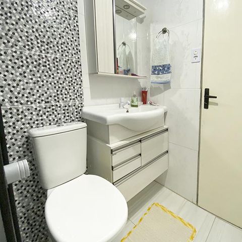 Casa à venda com 92m², 3 quartos e 1 vagaBanheiro