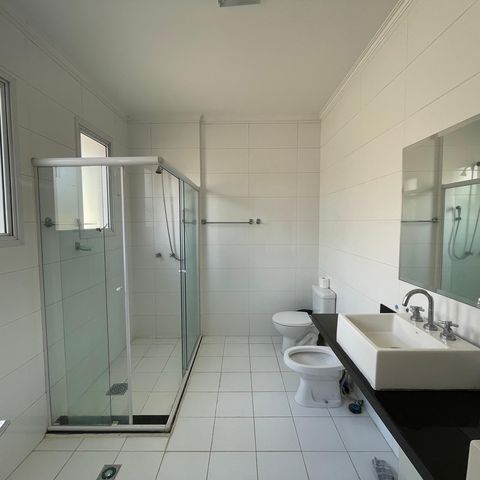 Casa de condomínio para alugar com 300m², 3 quartos e 6 vagas Casa de condomínio para alugar com 300m², 3 quartos e 6 vagasBanheiro da Suíte 3
