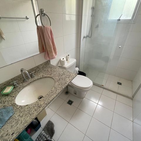 Casa de condomínio para alugar com 300m², 3 quartos e 6 vagas Casa de condomínio para alugar com 300m², 3 quartos e 6 vagasBanheiro da Suíte 1