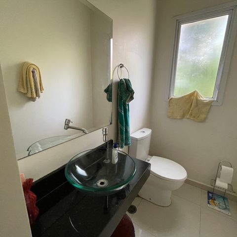 Casa de condomínio para alugar com 300m², 3 quartos e 6 vagas Casa de condomínio para alugar com 300m², 3 quartos e 6 vagasBanheiro da Suíte 2