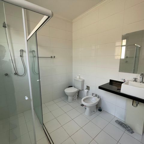 Casa de condomínio para alugar com 300m², 3 quartos e 6 vagas Casa de condomínio para alugar com 300m², 3 quartos e 6 vagasBanheiro da Suíte 3
