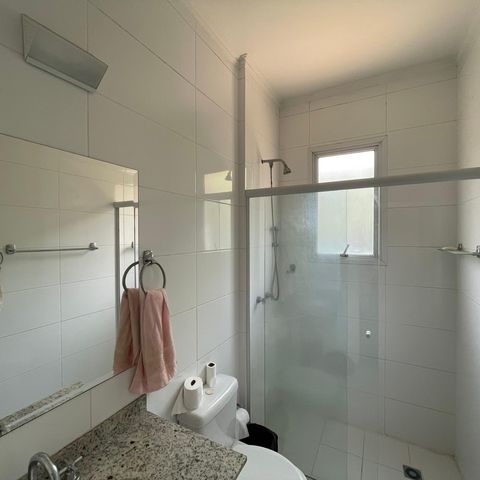 Casa de condomínio para alugar com 300m², 3 quartos e 6 vagas Casa de condomínio para alugar com 300m², 3 quartos e 6 vagasBanheiro da Suíte 1