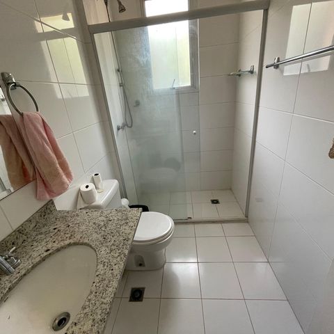Casa de condomínio para alugar com 300m², 3 quartos e 6 vagas Casa de condomínio para alugar com 300m², 3 quartos e 6 vagasBanheiro da Suíte 1