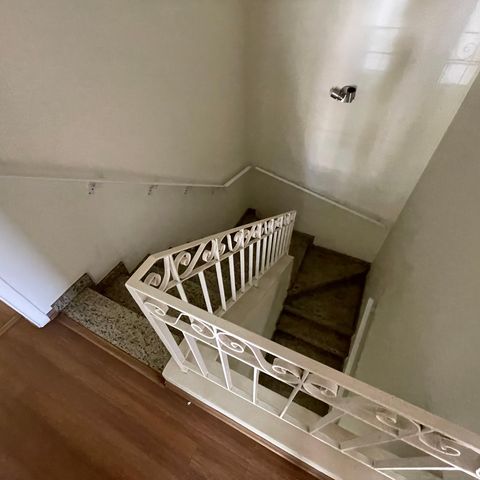 Casa de condomínio para alugar com 300m², 3 quartos e 6 vagas Casa de condomínio para alugar com 300m², 3 quartos e 6 vagasEscada