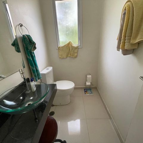 Casa de condomínio para alugar com 300m², 3 quartos e 6 vagas Casa de condomínio para alugar com 300m², 3 quartos e 6 vagasBanheiro da Suíte 2