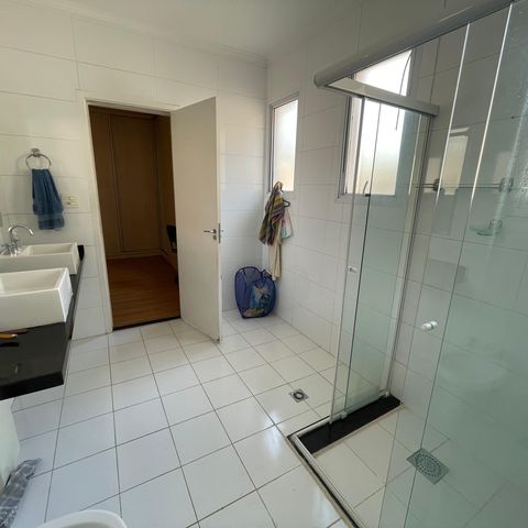 Casa de condomínio para alugar com 300m², 3 quartos e 6 vagas Casa de condomínio para alugar com 300m², 3 quartos e 6 vagasBanheiro da Suíte 3