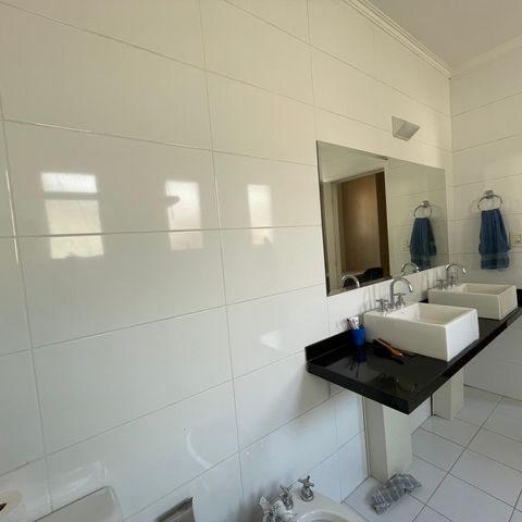 Casa de condomínio para alugar com 300m², 3 quartos e 6 vagas Casa de condomínio para alugar com 300m², 3 quartos e 6 vagasBanheiro da Suíte 3