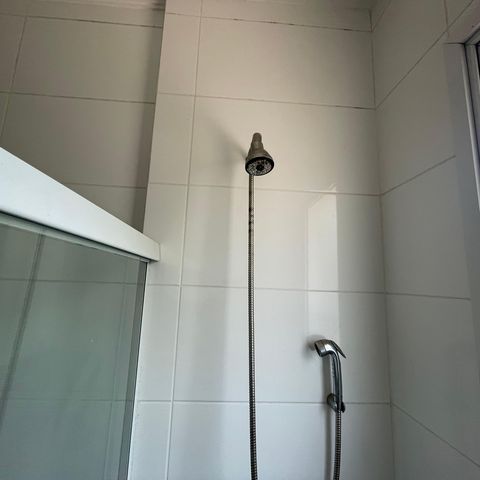 Casa de condomínio para alugar com 300m², 3 quartos e 6 vagas Casa de condomínio para alugar com 300m², 3 quartos e 6 vagasBanheiro da Suíte 1