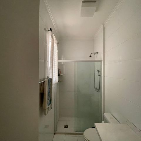 Casa de condomínio para alugar com 300m², 3 quartos e 6 vagas Casa de condomínio para alugar com 300m², 3 quartos e 6 vagasBanheiro da Suíte 2