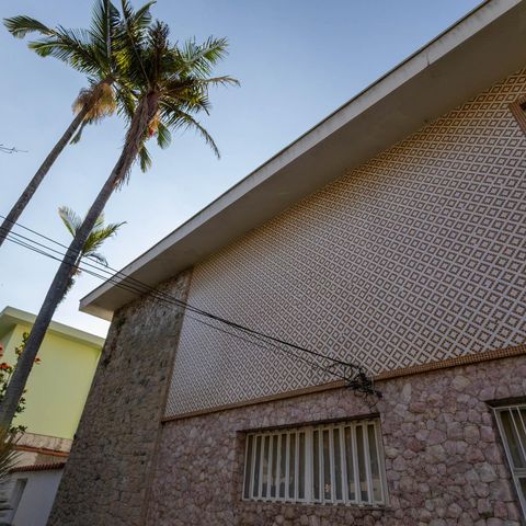 Casa à venda com 400m², 3 quartos e 3 vagas Casa à venda com 400m², 3 quartos e 3 vagasFachada
