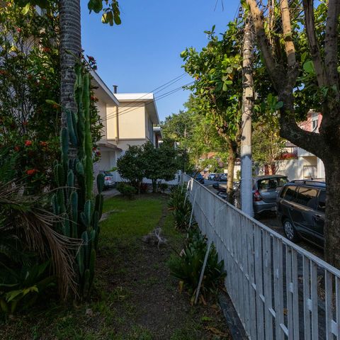 Casa à venda com 400m², 3 quartos e 3 vagas Casa à venda com 400m², 3 quartos e 3 vagasJardim