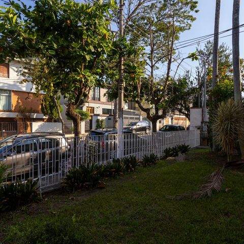 Casa à venda com 400m², 3 quartos e 3 vagas Casa à venda com 400m², 3 quartos e 3 vagasJardim