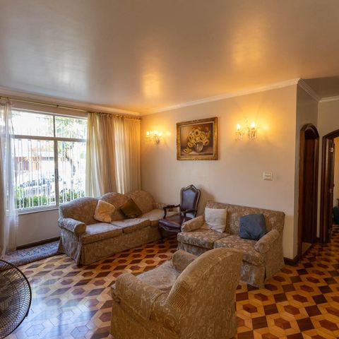 Casa à venda com 400m², 3 quartos e 3 vagas Casa à venda com 400m², 3 quartos e 3 vagasSala de Estar