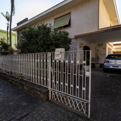Casa à venda com 400m², 3 quartos e 3 vagas Casa à venda com 400m², 3 quartos e 3 vagasFachada