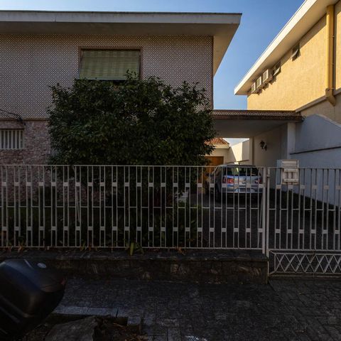 Casa à venda com 400m², 3 quartos e 3 vagas Casa à venda com 400m², 3 quartos e 3 vagasFachada
