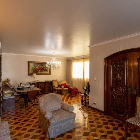 Casa à venda com 400m², 3 quartos e 3 vagas Casa à venda com 400m², 3 quartos e 3 vagasSala de Estar