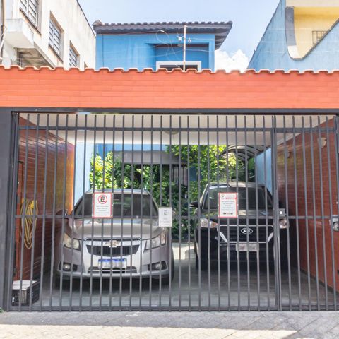 Casa à venda com 200m², 3 quartos e 4 vagas Casa à venda com 200m², 3 quartos e 4 vagasFachada