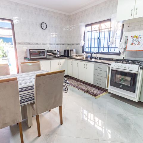 Casa à venda com 200m², 3 quartos e 4 vagas Casa à venda com 200m², 3 quartos e 4 vagasCozinha