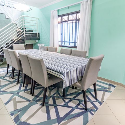 Casa à venda com 200m², 3 quartos e 4 vagas Casa à venda com 200m², 3 quartos e 4 vagasSala de Jantar