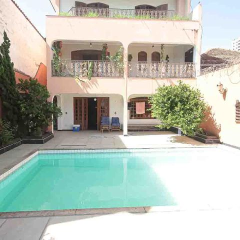 Casa à venda com 450m², 3 quartos e 8 vagas Casa à venda com 450m², 3 quartos e 8 vagasPiscina