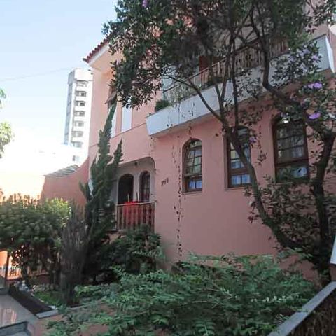 Casa à venda com 450m², 3 quartos e 8 vagas Casa à venda com 450m², 3 quartos e 8 vagasFrente da Casa