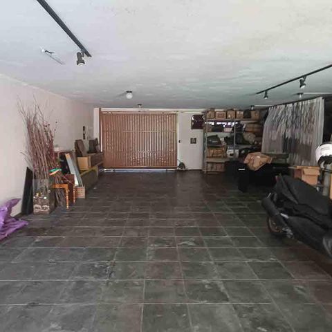 Casa à venda com 450m², 3 quartos e 8 vagas Casa à venda com 450m², 3 quartos e 8 vagasGaragem