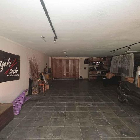 Casa à venda com 450m², 3 quartos e 8 vagas Casa à venda com 450m², 3 quartos e 8 vagasGaragem
