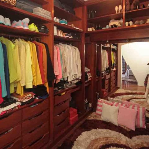 Casa à venda com 450m², 3 quartos e 8 vagas Casa à venda com 450m², 3 quartos e 8 vagasCloset da Suíte 2