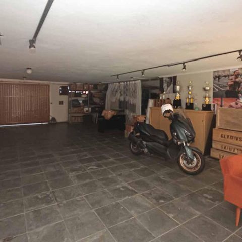Casa à venda com 450m², 3 quartos e 8 vagas Casa à venda com 450m², 3 quartos e 8 vagasGaragem