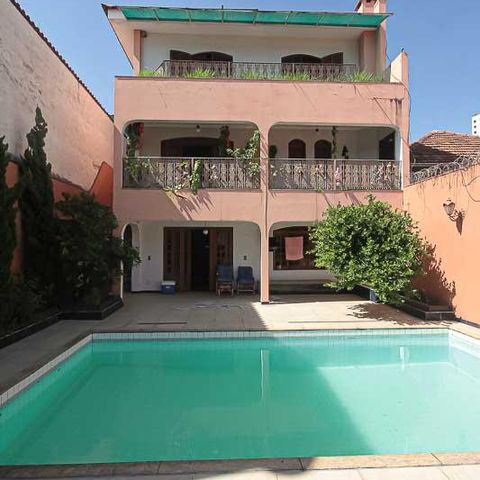 Casa à venda com 450m², 3 quartos e 8 vagas Casa à venda com 450m², 3 quartos e 8 vagasPiscina