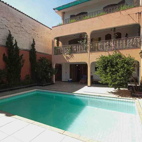 Casa à venda com 450m², 3 quartos e 8 vagas Casa à venda com 450m², 3 quartos e 8 vagasPiscina