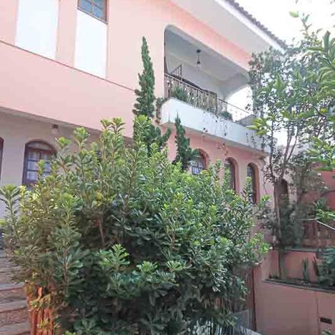 Casa à venda com 450m², 3 quartos e 8 vagas Casa à venda com 450m², 3 quartos e 8 vagasFrente da Casa