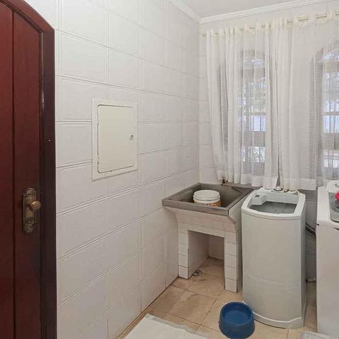 Casa à venda com 450m², 3 quartos e 8 vagas Casa à venda com 450m², 3 quartos e 8 vagasÁrea de Serviço