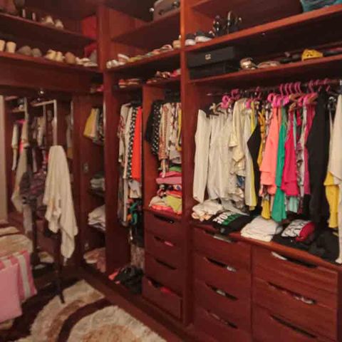 Casa à venda com 450m², 3 quartos e 8 vagas Casa à venda com 450m², 3 quartos e 8 vagasCloset da Suíte 2