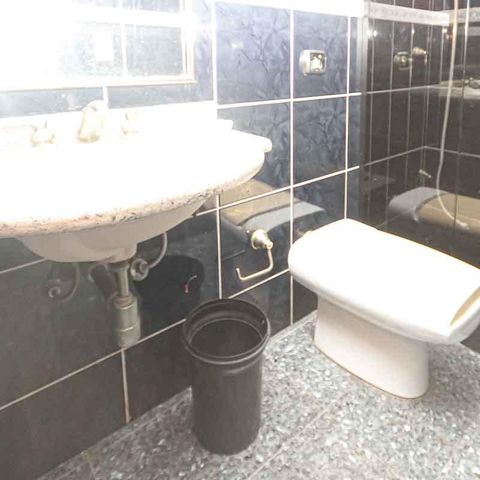 Casa à venda com 450m², 3 quartos e 8 vagas Casa à venda com 450m², 3 quartos e 8 vagasBanheiro da Garagem