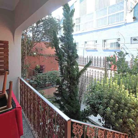 Casa à venda com 450m², 3 quartos e 8 vagas Casa à venda com 450m², 3 quartos e 8 vagasFrente da Casa