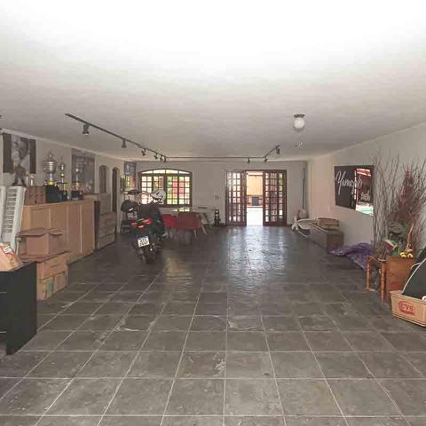 Casa à venda com 450m², 3 quartos e 8 vagas Casa à venda com 450m², 3 quartos e 8 vagasGaragem