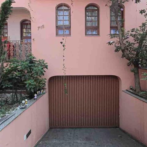 Casa à venda com 450m², 3 quartos e 8 vagas Casa à venda com 450m², 3 quartos e 8 vagasFrente da Casa