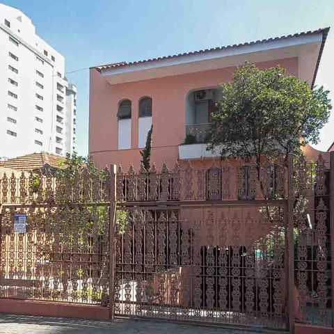 Casa à venda com 450m², 3 quartos e 8 vagas Casa à venda com 450m², 3 quartos e 8 vagasFachada e Placa