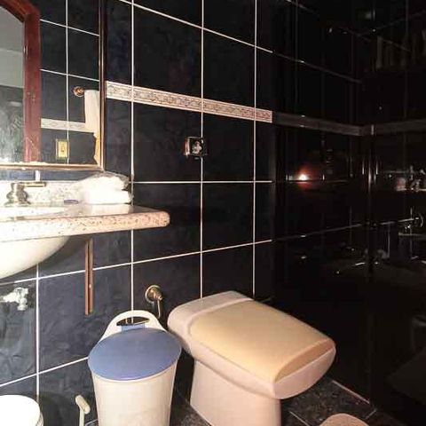 Casa à venda com 450m², 3 quartos e 8 vagas Casa à venda com 450m², 3 quartos e 8 vagasBanheiro Social