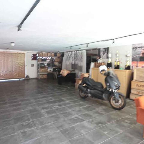 Casa à venda com 450m², 3 quartos e 8 vagas Casa à venda com 450m², 3 quartos e 8 vagasGaragem