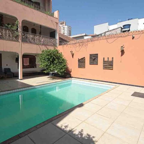 Casa à venda com 450m², 3 quartos e 8 vagas Casa à venda com 450m², 3 quartos e 8 vagasPiscina