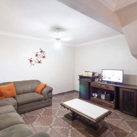 Casa à venda com 102m², 2 quartos e 4 vagas Casa à venda com 102m², 2 quartos e 4 vagasSala
