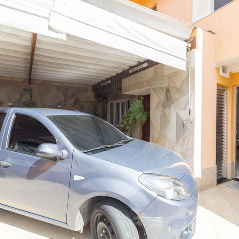 Casa à venda com 102m², 2 quartos e 4 vagas Casa à venda com 102m², 2 quartos e 4 vagasGaragem