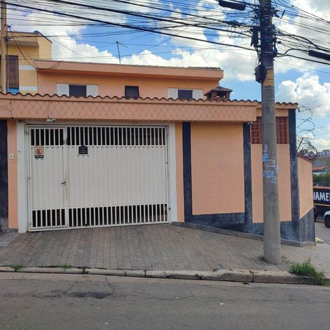 Casa à venda com 102m², 2 quartos e 4 vagas Casa à venda com 102m², 2 quartos e 4 vagasFachada