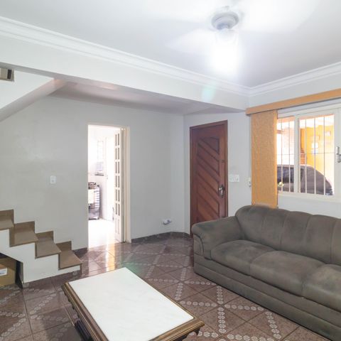 Casa à venda com 102m², 2 quartos e 4 vagas Casa à venda com 102m², 2 quartos e 4 vagasSala