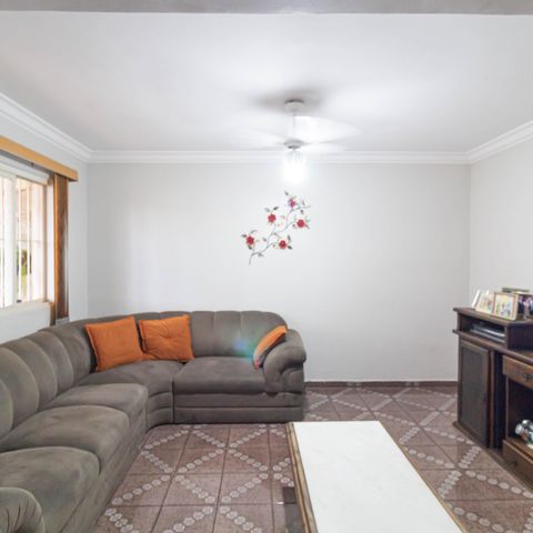 Casa à venda com 102m², 2 quartos e 4 vagas Casa à venda com 102m², 2 quartos e 4 vagasSala