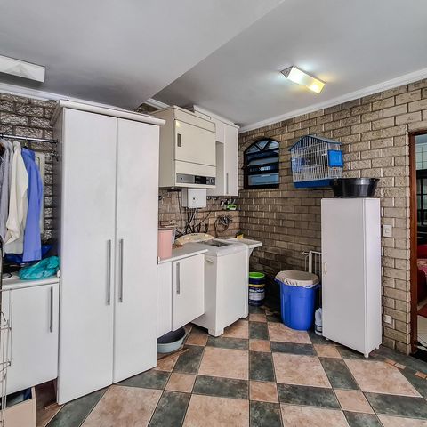Casa para alugar com 360m², 4 quartos e 4 vagas Casa para alugar com 360m², 4 quartos e 4 vagasCozinha