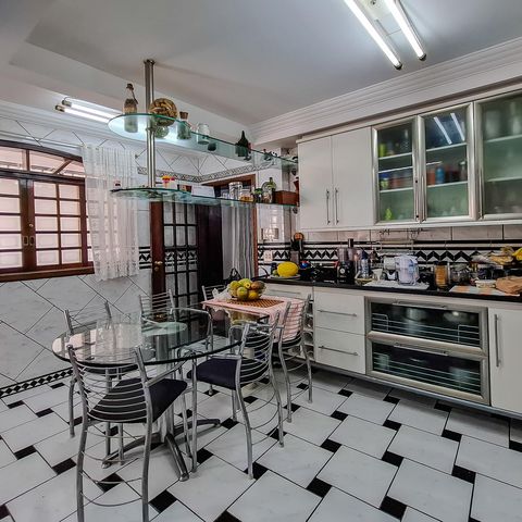 Casa para alugar com 360m², 4 quartos e 4 vagas Casa para alugar com 360m², 4 quartos e 4 vagasCozinha