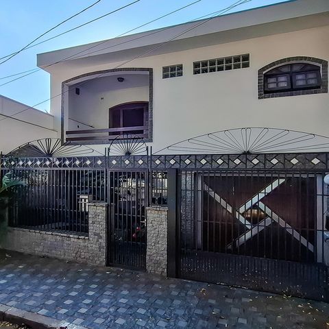 Casa para alugar com 360m², 4 quartos e 4 vagas Casa para alugar com 360m², 4 quartos e 4 vagasFachada